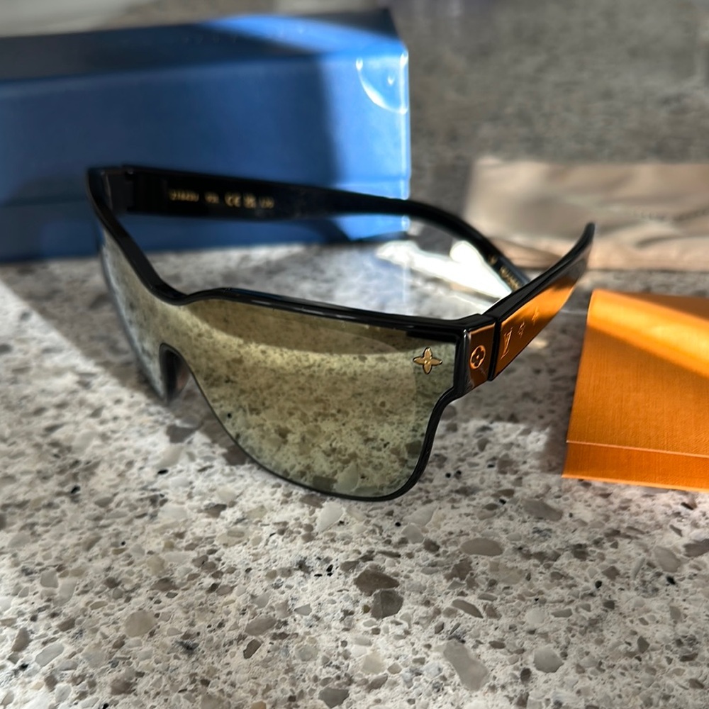 NWT Louis Vuitton Black and Gold Sunglasses with Timeless Elegance